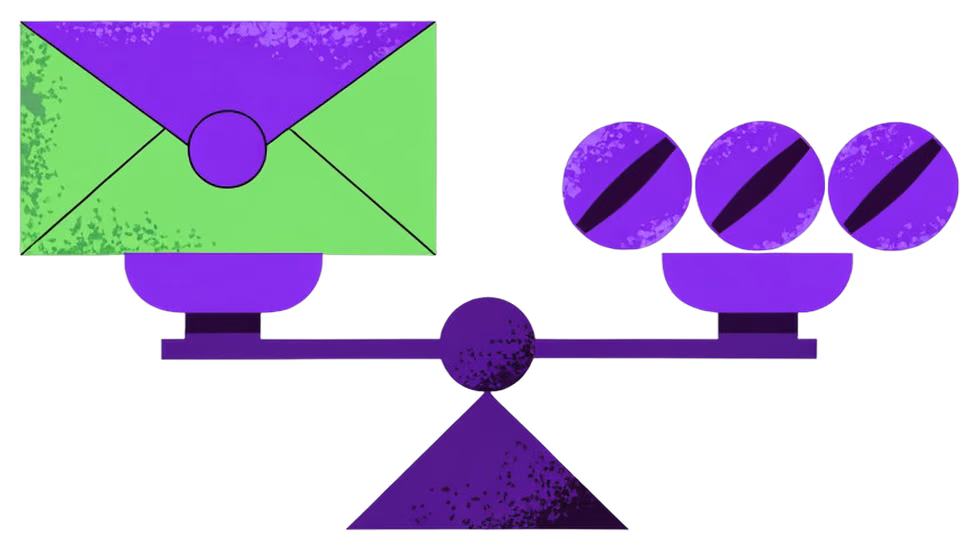 Ilustração de um envelope numa balança equilibrado com poucas moedas
